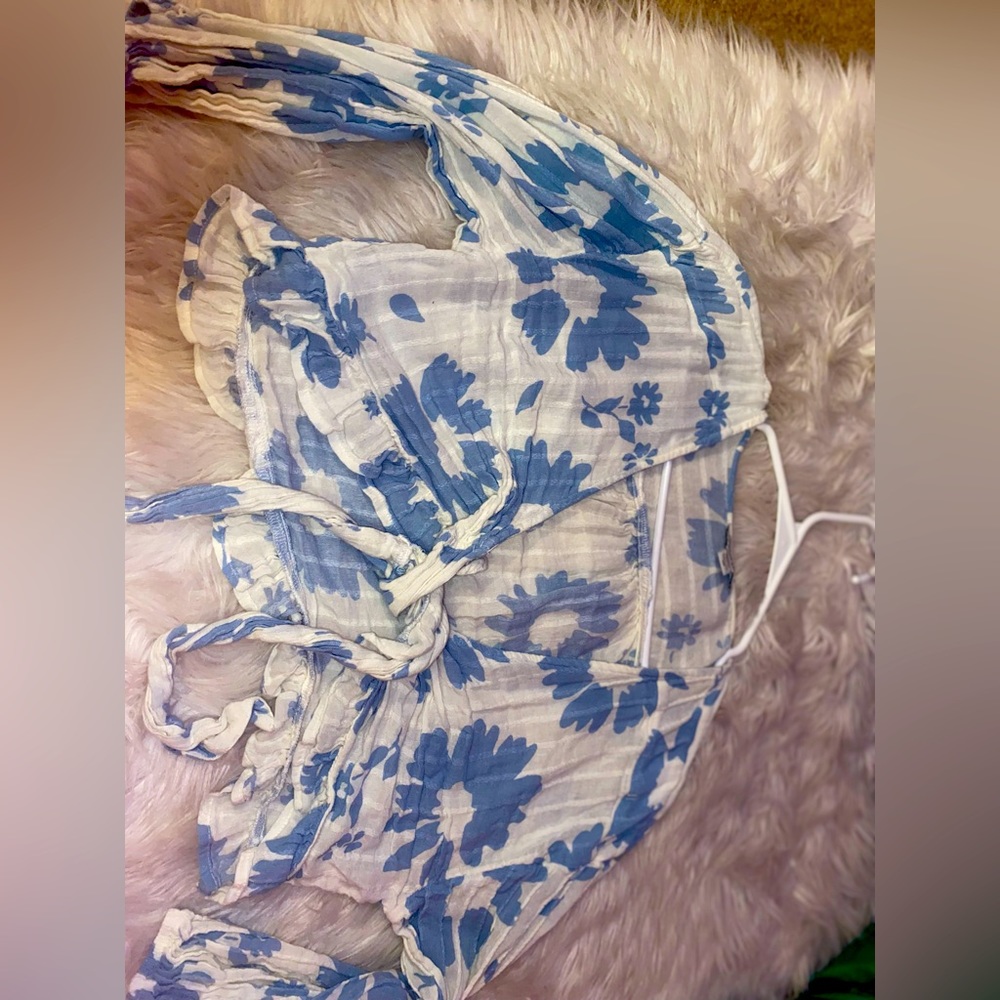 American Eagle Blue & White Hippie Floral Top 🌸